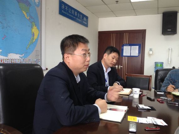 宇通海外营销部部长任宏（左）、营销部经理王峰（右）