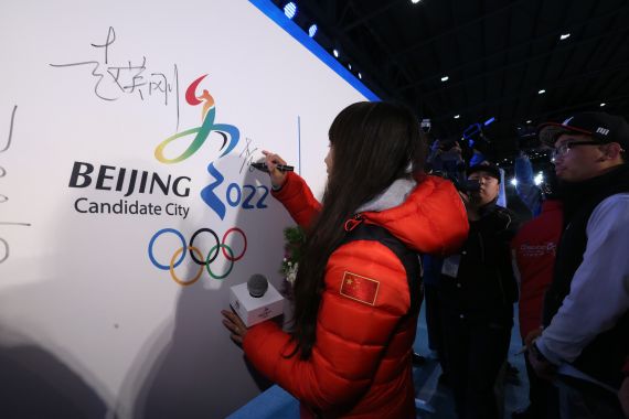 申冬奥大使李妮娜参与万人助力申冬奥签名活动