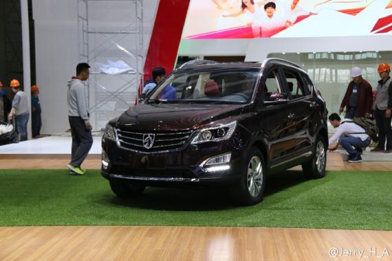 轴距有优势 宝骏560现身上海车展