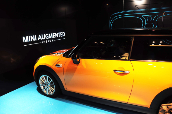 体验者在静止的MINI车内体验虚拟路段