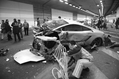 事发现场,兰博基尼的车头被撞毁(资料图片)。京华时报记者谭青摄 事发现场,兰博基尼的车头被撞毁(资料图片)。京华时报记者谭青摄