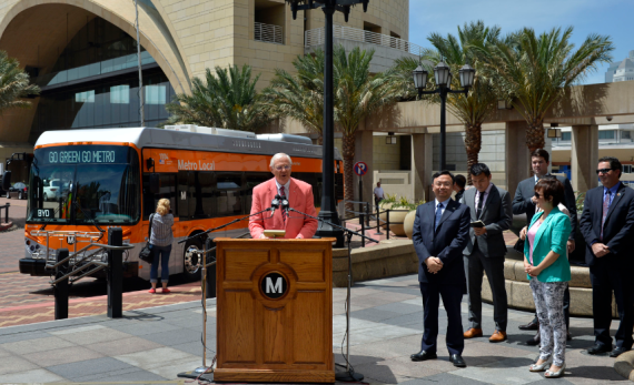 洛杉矶郡郡长Michael Antonovich先生在仪式上发言 洛杉矶郡郡长Michael Antonovich先生在仪式上发言