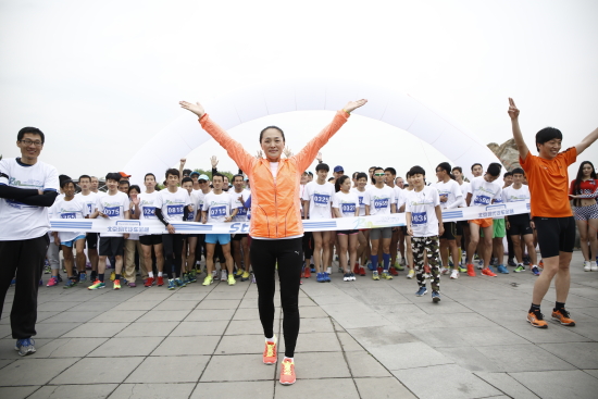 世界冠军孙英杰为跑者们加油助阵