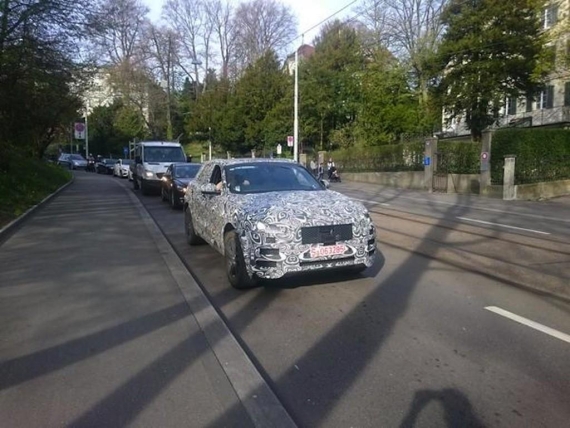 捷豹F-Pace原型车路试谍照曝光