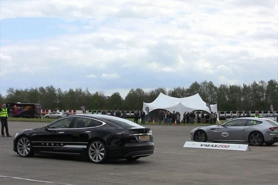 视频：特斯拉直线赛道鏖战群雄！