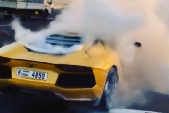 视频：迪拜街头一辆兰博基尼Aventador自燃