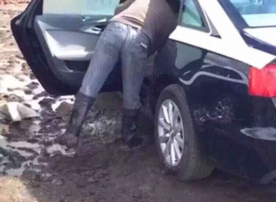 长春暴雨 奥迪新车停车场遭水泡 长春暴雨 奥迪新车停车场遭水泡