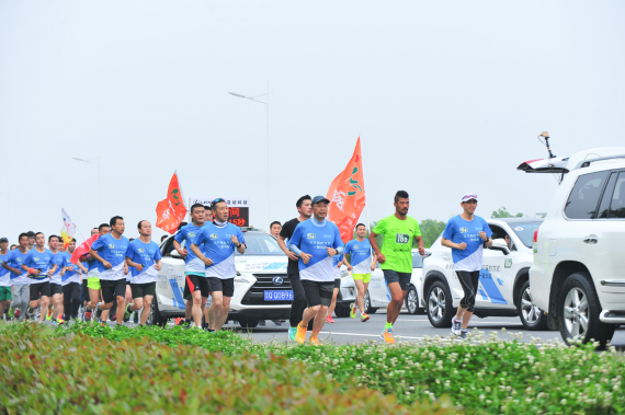 奥平总经理与植田副总为陈盆滨陪跑