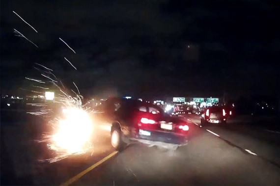 视频：现实版死神来了 高速轿车冲向隔离带