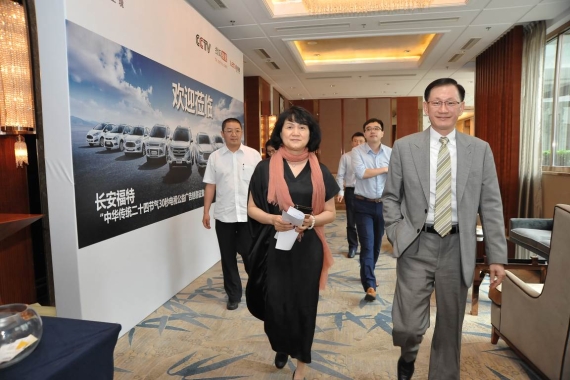 长安福特汽车有限公司销售分公司副总经理刘宗信先生(右一)和中央电视台广告经营管理中心副主任李怡女士(左二) 长安福特汽车有限公司销售分公司副总经理刘宗信先生(右一)和中央电视台广告经营管理中心副主任李怡女士(左二)