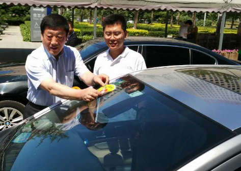 全国政协常委、中国广播电影电视社会组织联合会会长张海涛现场为北汽新能源爱心送考车辆贴车贴 全国政协常委、中国广播电影电视社会组织联合会会长张海涛现场为北汽新能源爱心送考车辆贴车贴