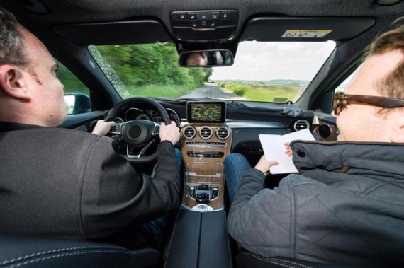 试驾车的内饰图片则展示了GLC的座舱设计