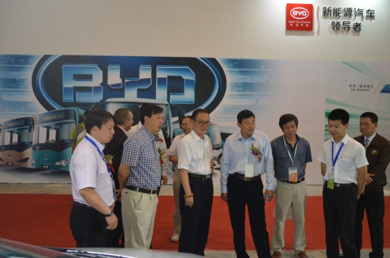 　　北京市新能源汽车发展促进中心牛近明等领导视察参展企业