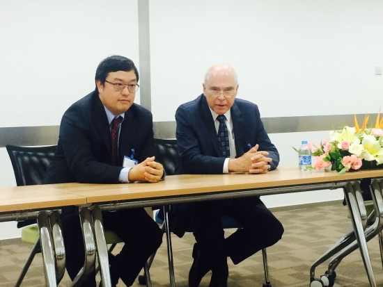 AVL李斯特公司董事长兼CEO Helmut List(右)和中国区总经理姜宏(左)答媒体问