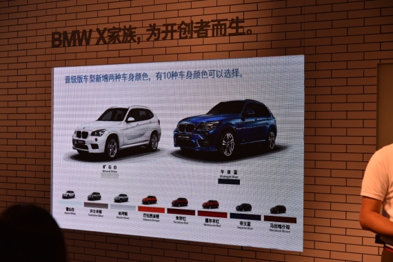 新增矿石白和午夜蓝两种外部配色