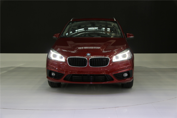 2系旅行车7座版前脸与2系AT车型非常接近