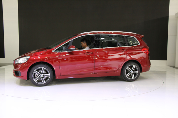 2系旅行车7座版比2系AT后面更加宽大