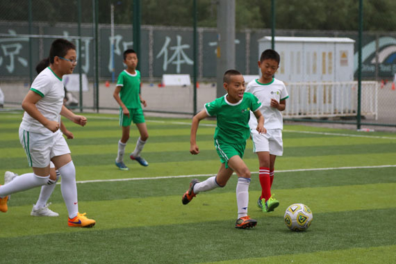 小球员享受快乐足球
