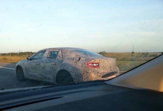 新一代雷诺拉古娜谍照曝光