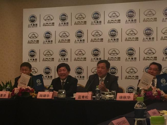 上汽集团副总裁、上汽商用车董事长兼总经理蓝青松（左三）