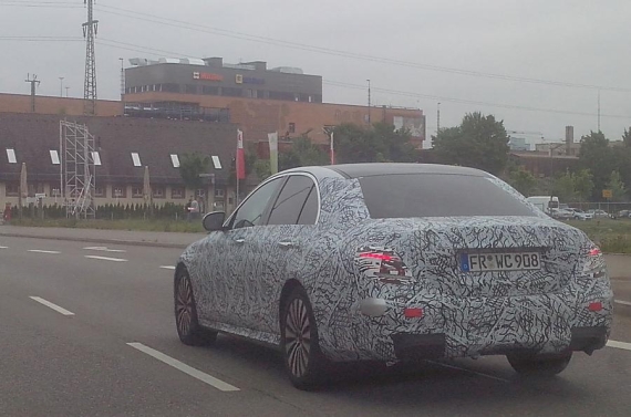 全新奔驰E级最新谍照