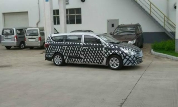 疑似宝骏全新MPV谍照