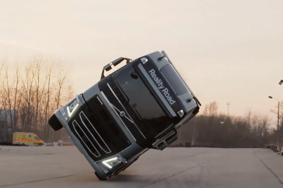 视频：国外蓝翔毕业的 大卡车玩金鸡独立