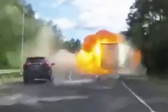 视频：瞬间车毁人亡！大卡车与对向车辆惨撞