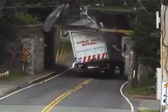 视频：顶子削没了！超高卡车撞上限高桥