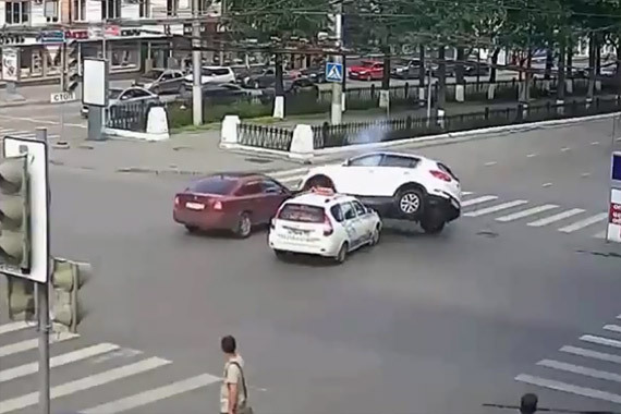 视频：全责！白色SUV闯红灯险被顶翻