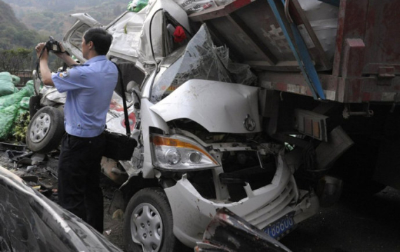 中国车祸一年死6万？30万？