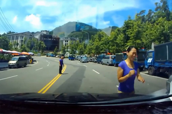 视频：瓷演技太差 不好意思敲诈转身逃跑