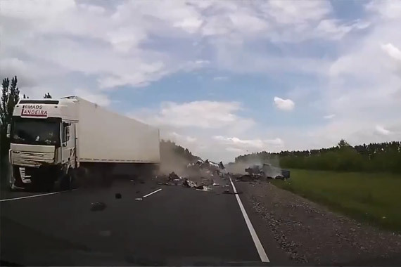 视频：玩命的下场！轿车逆行瞬间被撞碎