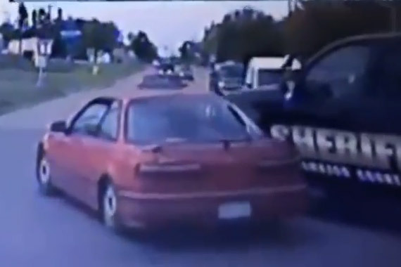 视频：丧心病狂了！现实版警匪飚车+枪战