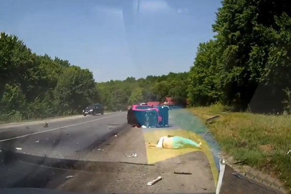 视频：撞车瞬间 司机未系安全带被甩出