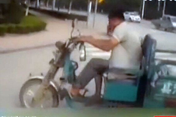 视频：抓现行！三轮车驾驶员边喝酒边开车