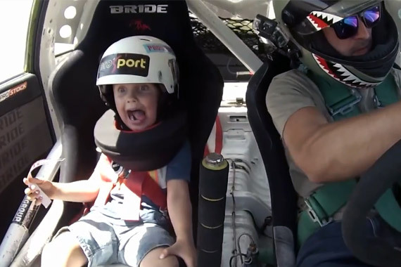 视频：吓死宝宝了！酷爸带娃上阵漂移