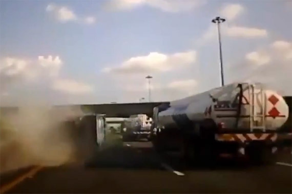 视频：货车快车道翻车 连人带货全部甩出