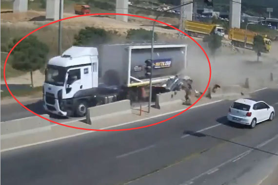 视频：惨痛的教训！轿车外道超车被卡车撞烂