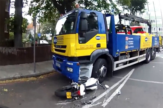 视频：心碎一地！车主眼看杜卡迪被压废