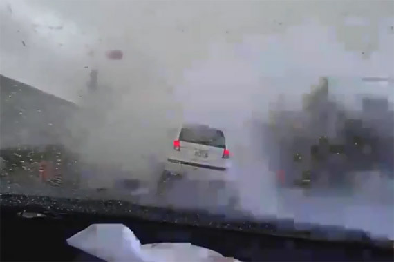 视频：真可怕！实拍台风将路上轿车刮跑