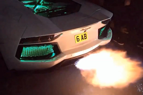 视频：玩的够躁！兰博基尼超跑喷火合辑