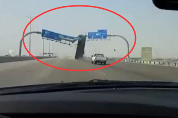 视频：太高了！卡车翻斗直立撞毁高速路牌