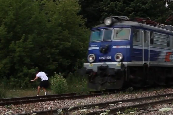 视频：就是在玩命！孩子在飞速火车前跳过