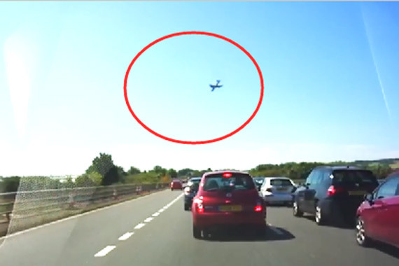 视频：行车记录仪实拍飞机瞬间从天坠毁