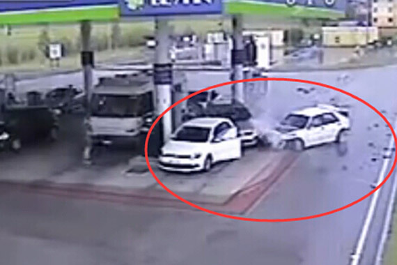 视频：疯了！轿车失控冲进加油站连撞两车