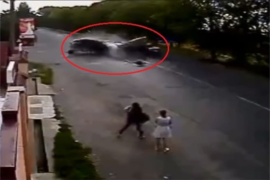 视频：别眨眼！三车相撞吓哭路人