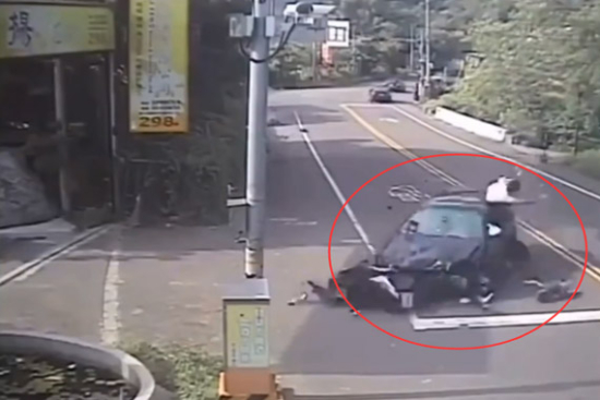 视频：躲闪不及！男孩被撞飞10米远