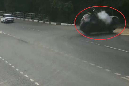 视频：恐怖！飞速摩托撞翻小轿车