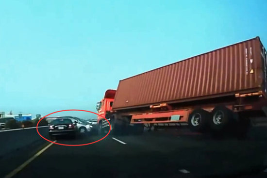 视频：强行变道酿恶果 货车将轿车压扁